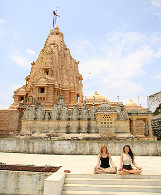 dvije djevojke u om pozi ispred hrama